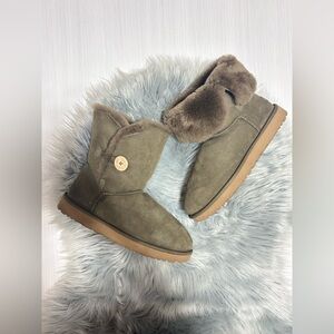 UGG Bailey Button in Chocolate Brown